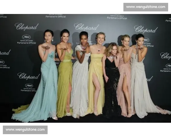 李娜旗袍坐镇晚宴，卡琳斯卡娅美出圈！香港网赛星光浓